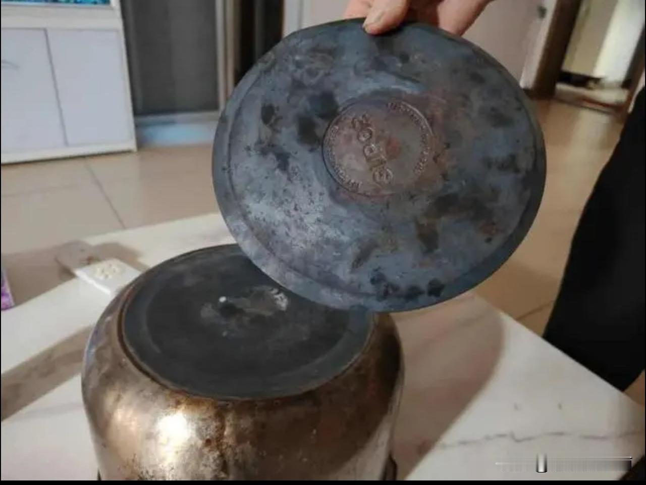 买了一压力锅，煮饭70天，突然锅底爆裂脱层，找苏泊尔客服，说愿意维修，但需自