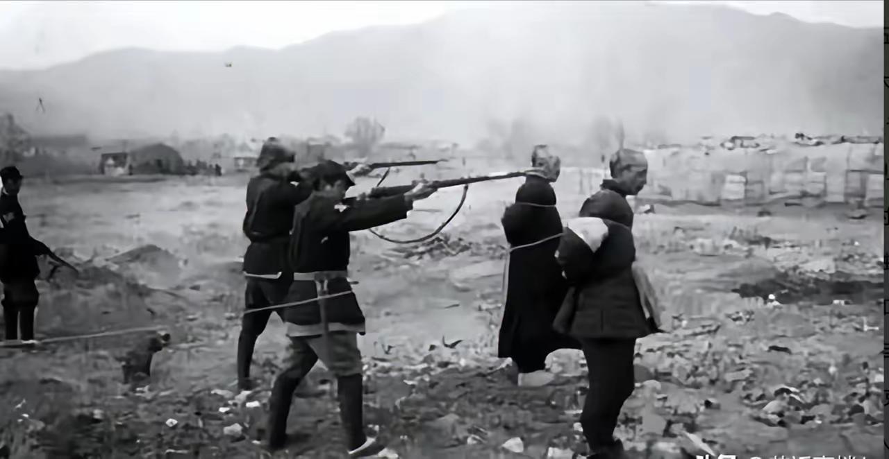 1950年，一野贺兰山剿匪，一名炊事员，给俘虏绑绳时，笑道：“为抓你，钻山里七个