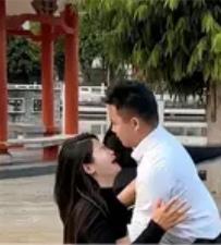 济南一姑娘被亲戚安排去公园相亲，坐下抬头瞬间愣了——对面小伙正是她五年来遍寻无果