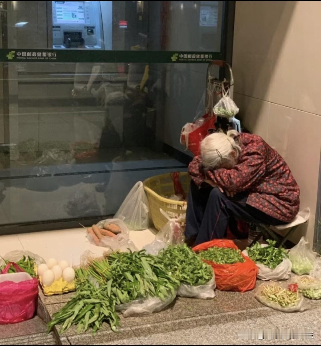 非常扎心的一句话：“你如果没有退休工资，别说六十岁，就是八十岁都还要干，一直要