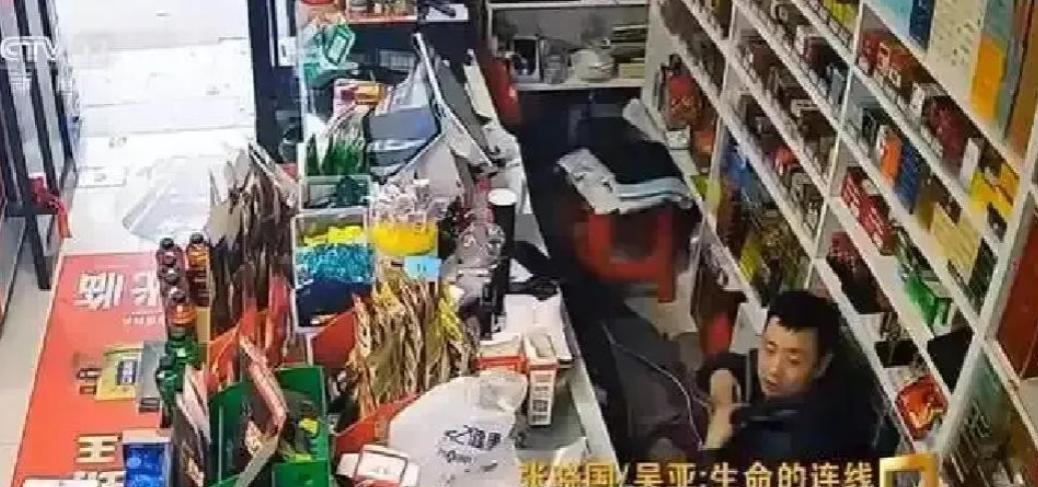 苏州一小伙在超市遇到女店主猝死，徒手心肺复苏按断对方六根肋骨，被救者全家只对他说