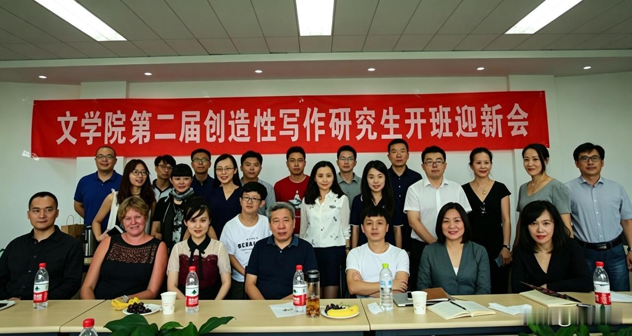 这是人大文学院第二届创造性写作研究生开班迎新会上蒋方舟与老师、同学们在一起。二排