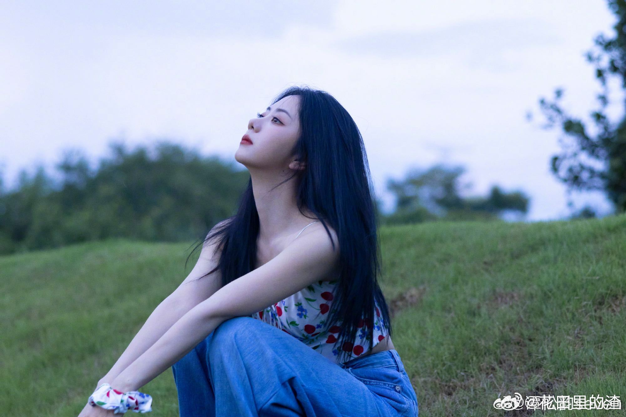 谭松韵吻花谭松韵吻花场景美出新高度！微风轻拂发丝超灵动，自带清冷沉淀的气质，视