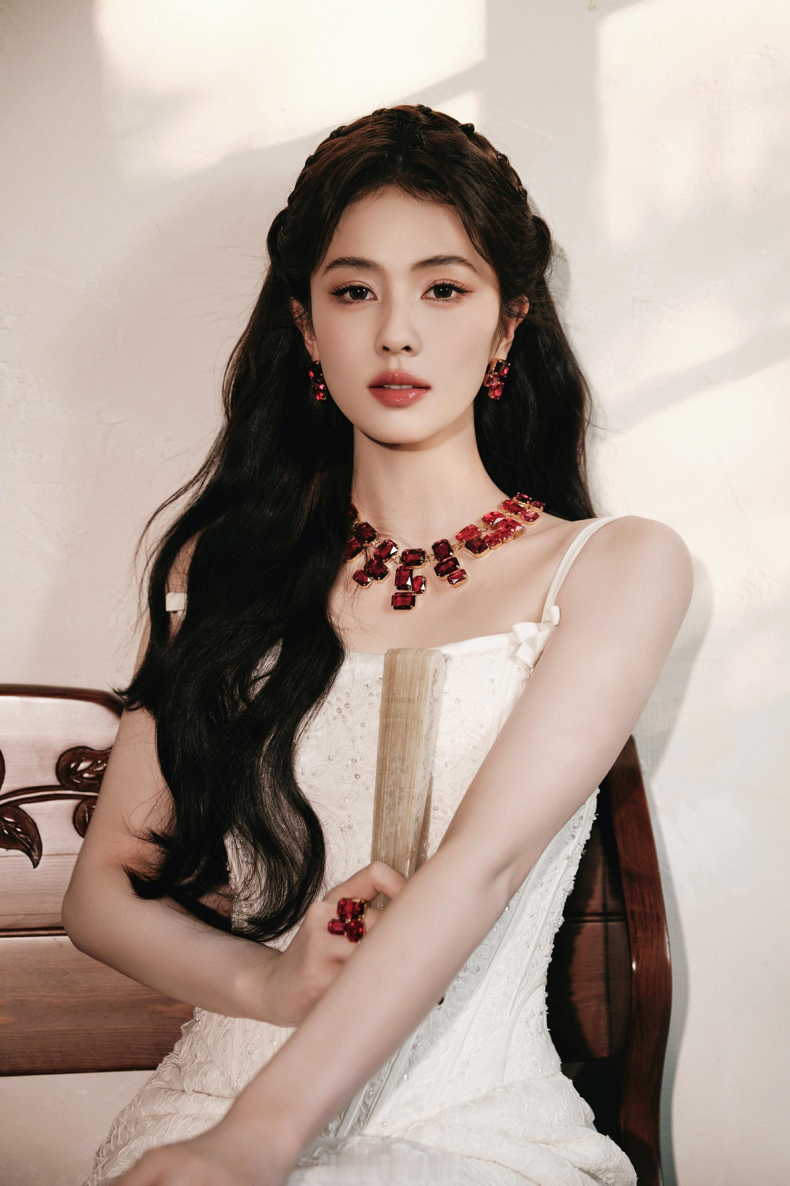 今晚白鹿直播造型出图了呀！白鹿吊带拖尾白裙真的好美呀！白鹿的很多剧宣创意都是自己