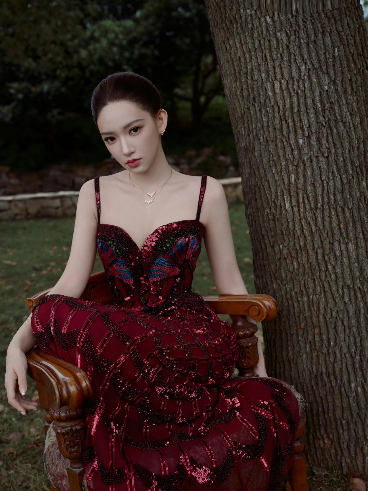重工钉珠鱼尾礼裙，程潇明艳大美人造型