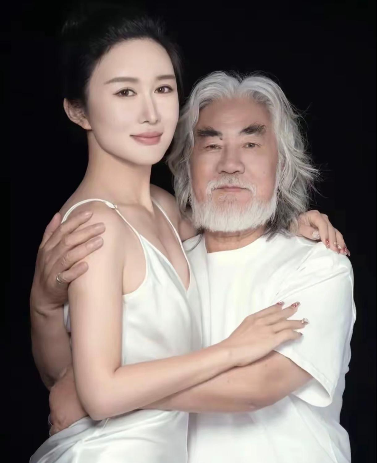 张纪中跟杜星霖夫妻在网上遭到网友反感的原因找到了。第一，两个人年龄相差悬殊，张纪