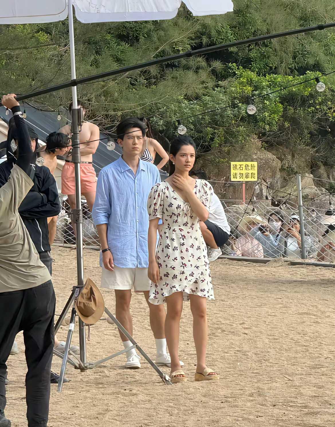 这也太炸裂了，没想到他俩在路人镜头下长这样。
