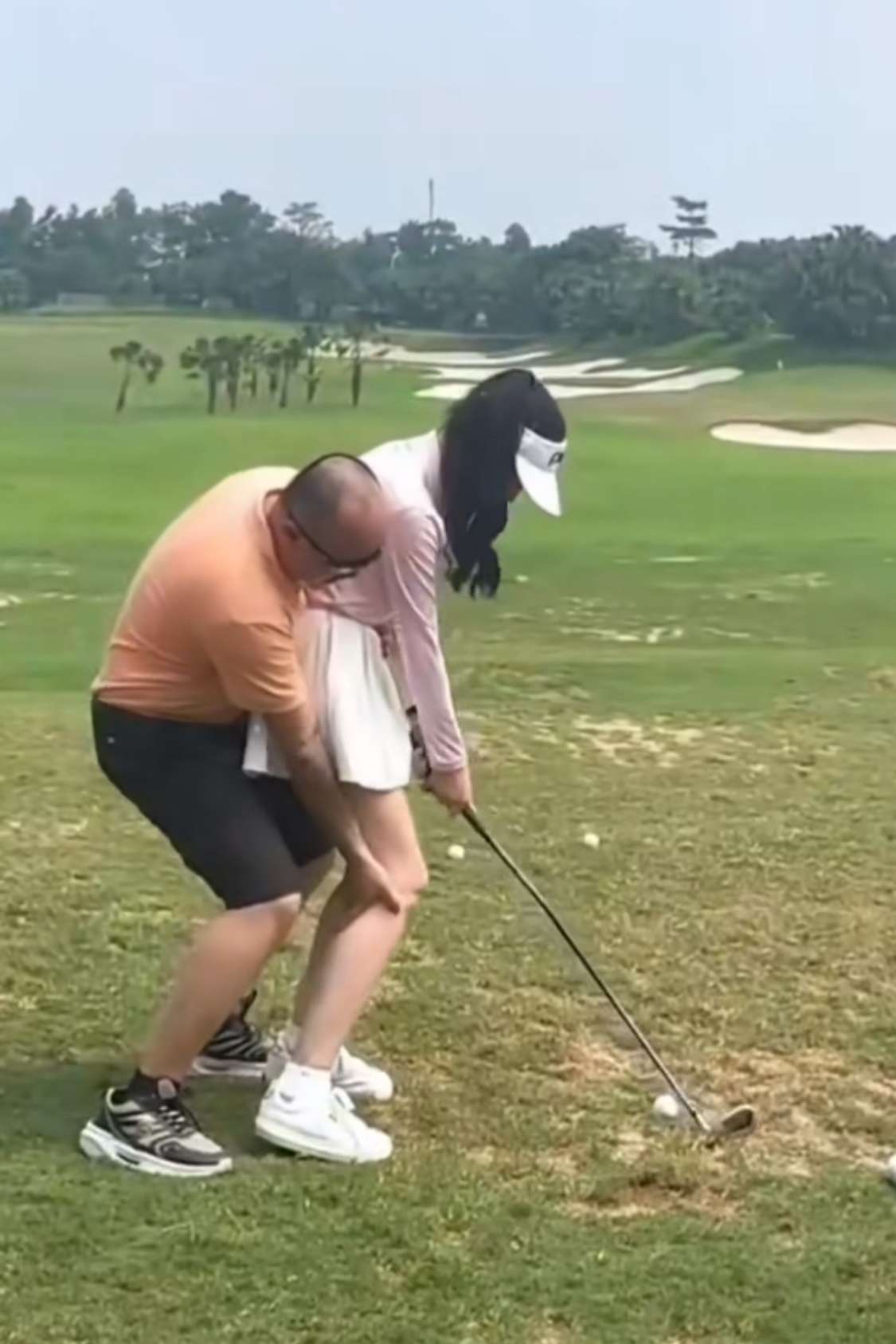 今天天气好，王总亲手教学高尔夫。