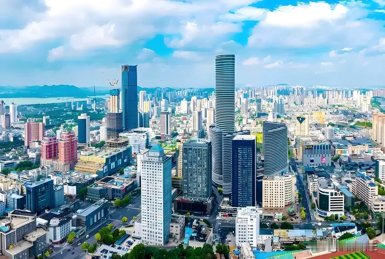 徐州本就拥有作为江苏第二大城市的实力与定位。其一，科教文卫在省内堪称顶尖。徐州