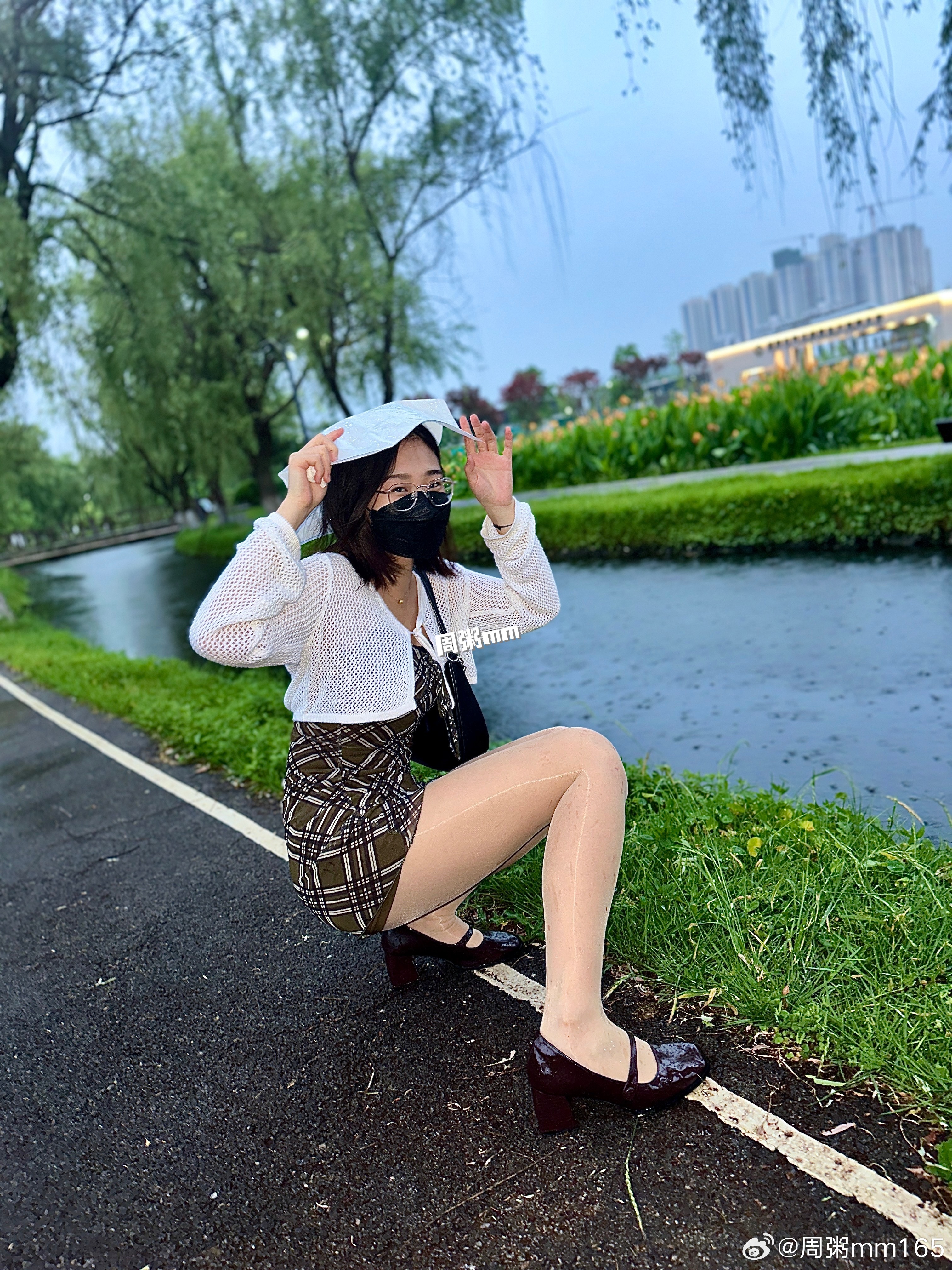 下雨了蹲在地上长蘑菇