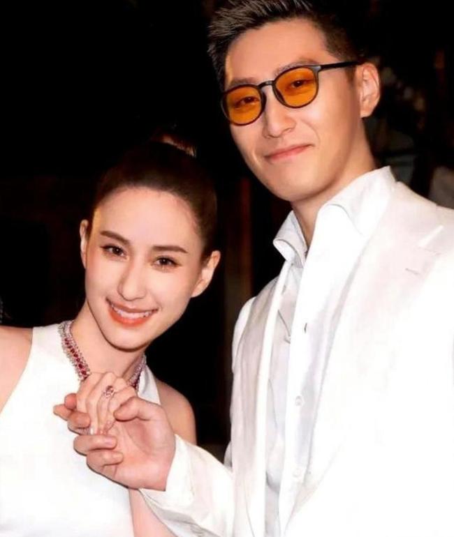 港媒消息，说何超莲因为体质偏寒不容易怀上，再叠加家族里那些看不见的掣肘，对生娃这