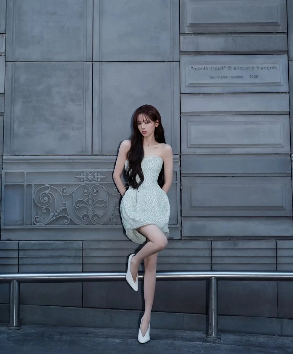 杨超越这是穿的什么丑鞋子