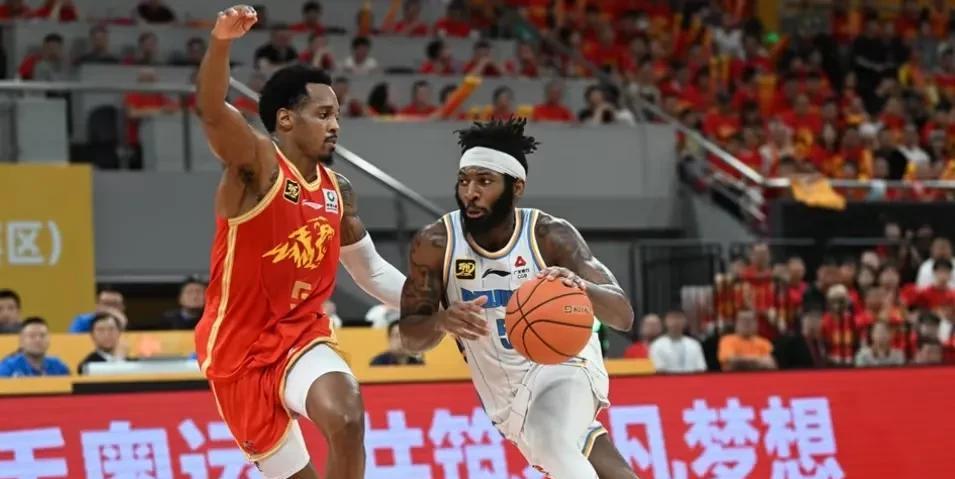 篮协空手套白狼，规划只会难上加难！近日有球迷透露方兴渡男篮有意规划球队小外援布