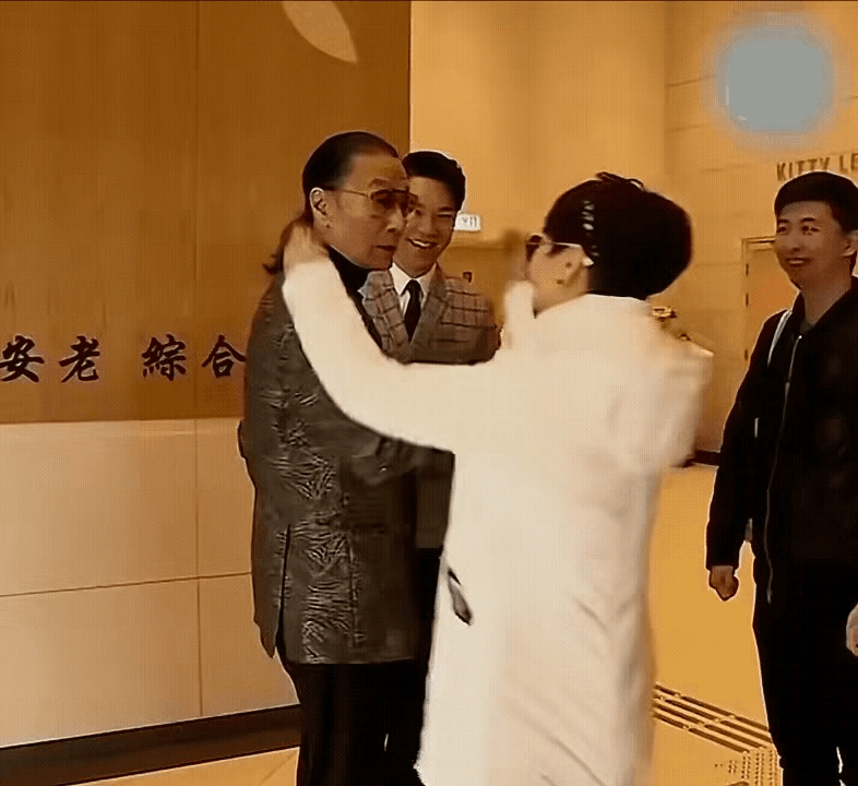 万万没想到，谢贤的老婆年轻时候，居然长得那么漂亮！[捂脸哭][捂脸哭]
