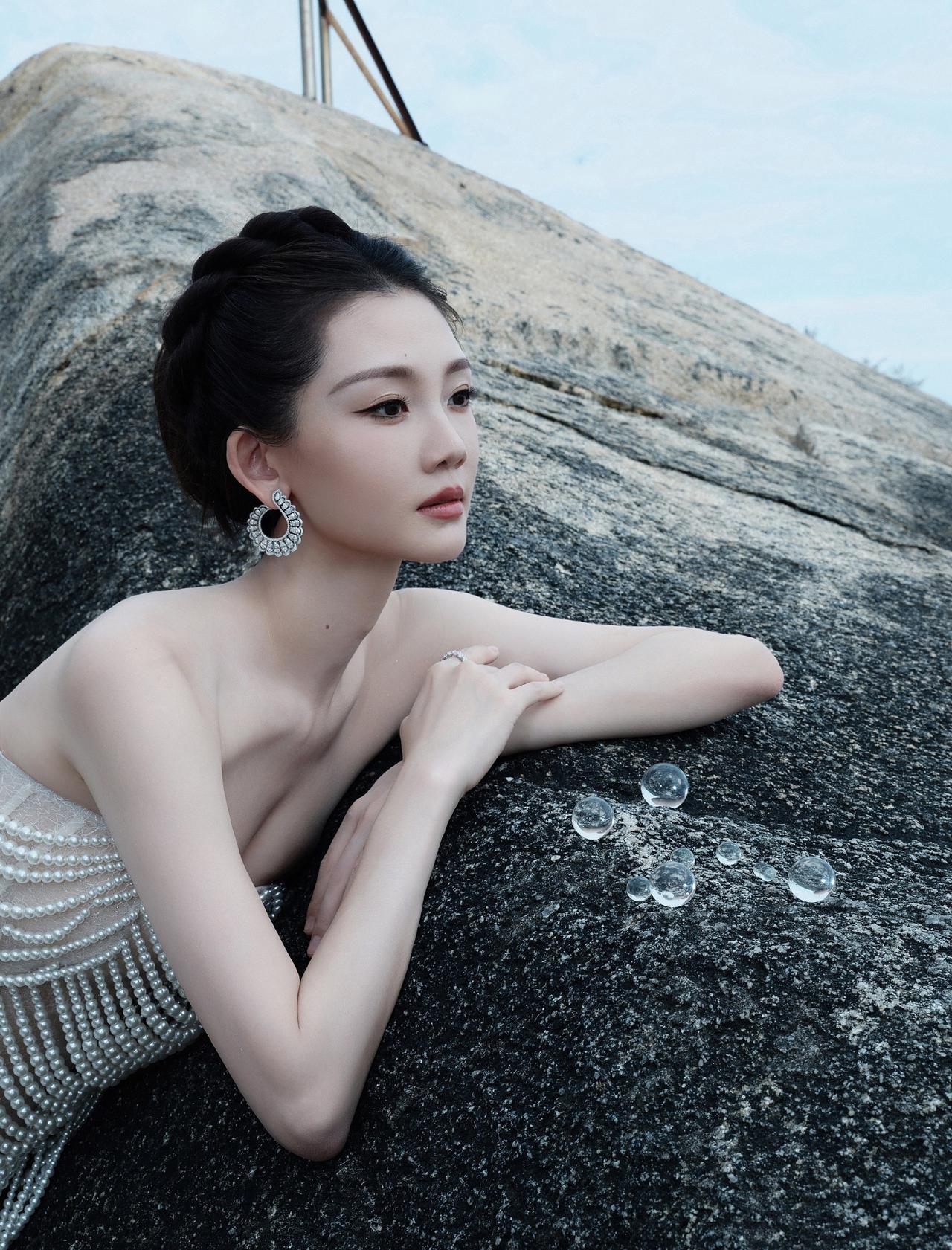 苗苗海边大片，精致盘发，一袭珍珠抹胸白纱裙，柔美浪漫。苗苗​​​