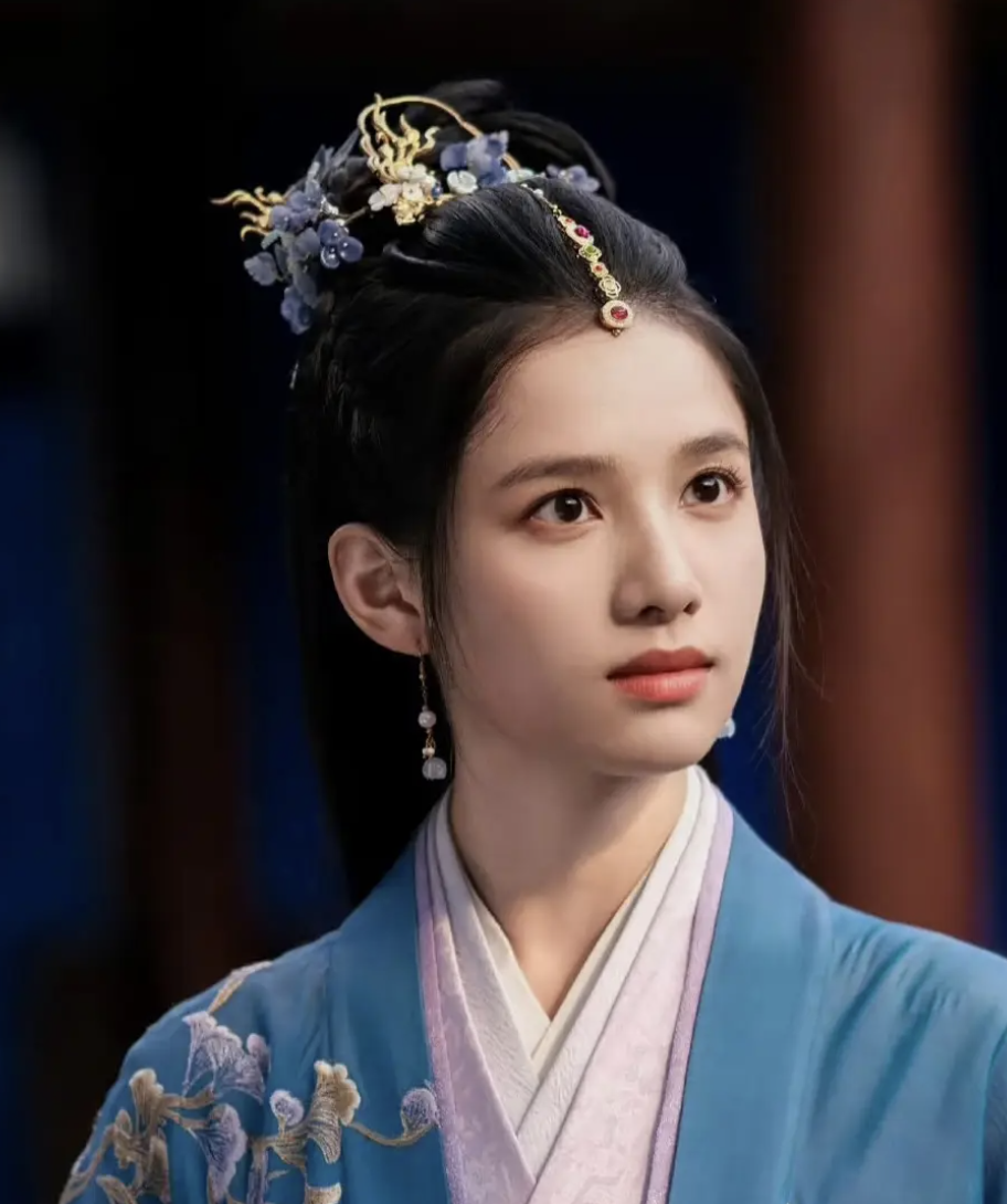 张婧仪：剧里端庄剧外松弛，穿搭尽显摩登魅力