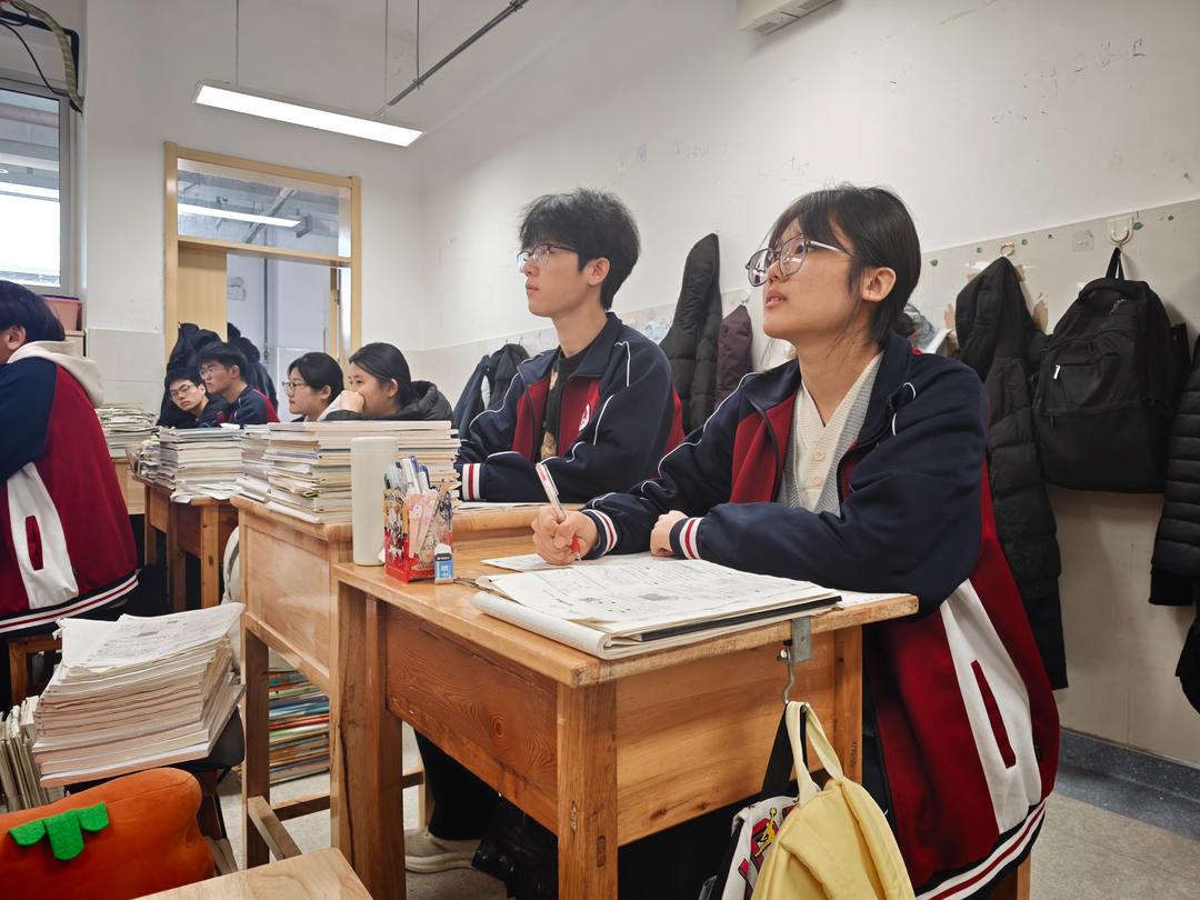 梁山课桌长高了3厘米