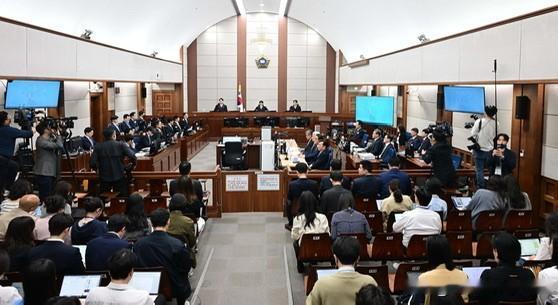 6月8日韩联社消息，韩国前总统尹锡悦涉嫌违反公职选举法一案完成最终辩论，特检组当