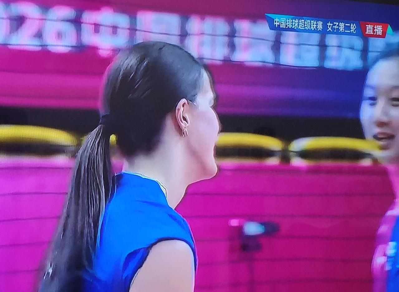 沃龙科娃真是排超联赛第一外援啊！沃龙科娃大力跳发和大力扣杀真是无人能敌啊！终于见