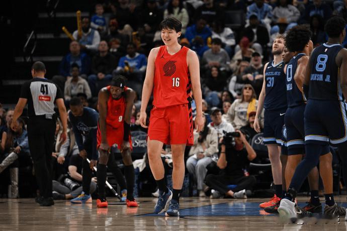 杨瀚森上场5分钟就填满了数据栏，怎么不就能打上轮换呢？今天比赛罗威不打，瀚森