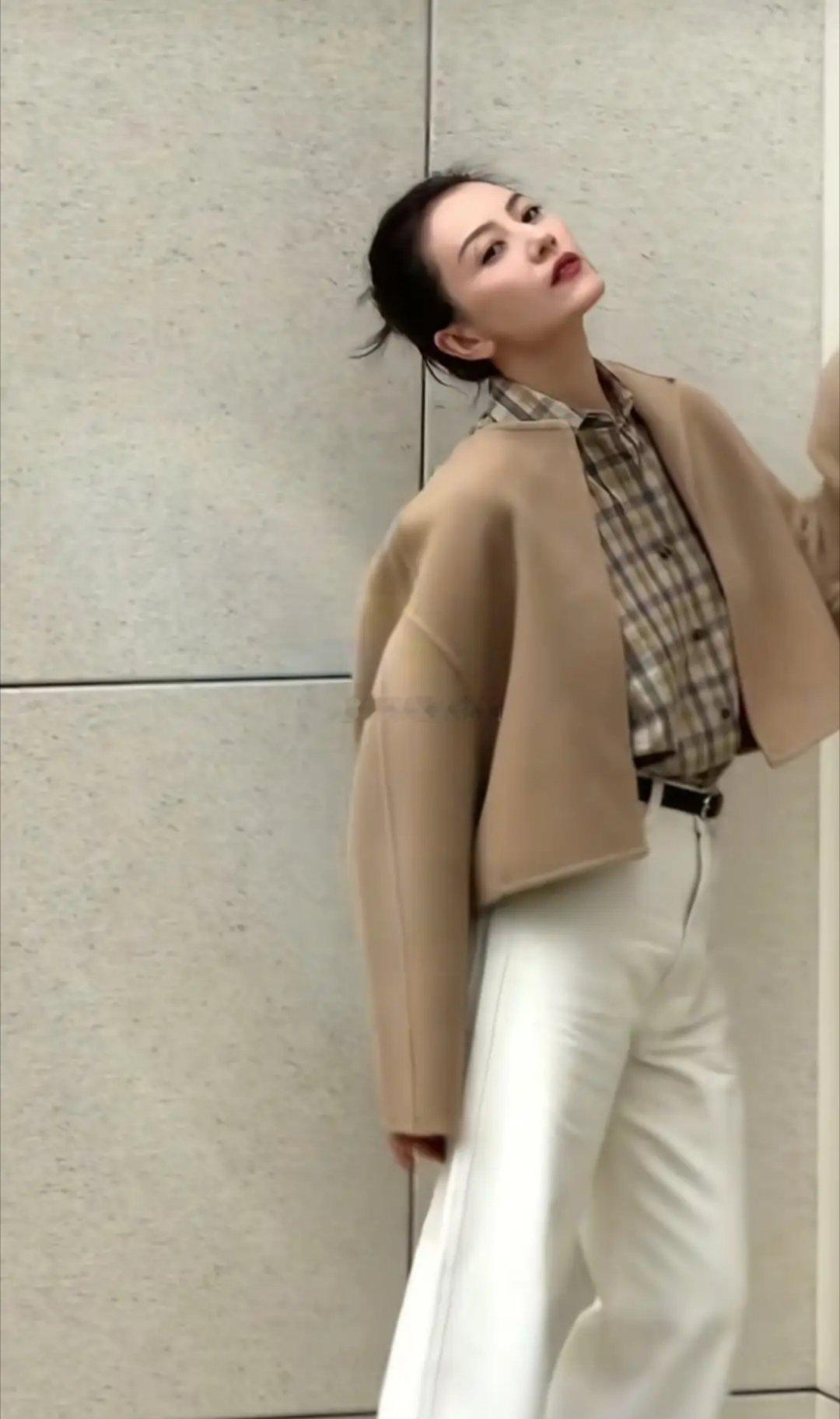 46岁高圆圆秋日穿搭丸子头+短外套+白裤子，减龄又高级这年轻的像26岁！！！​