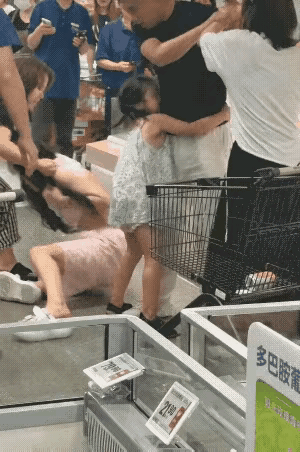 知三当三可恶，该打！原配、女儿与闺蜜逛超市时，撞见丈夫和第三者亲密同行，双方