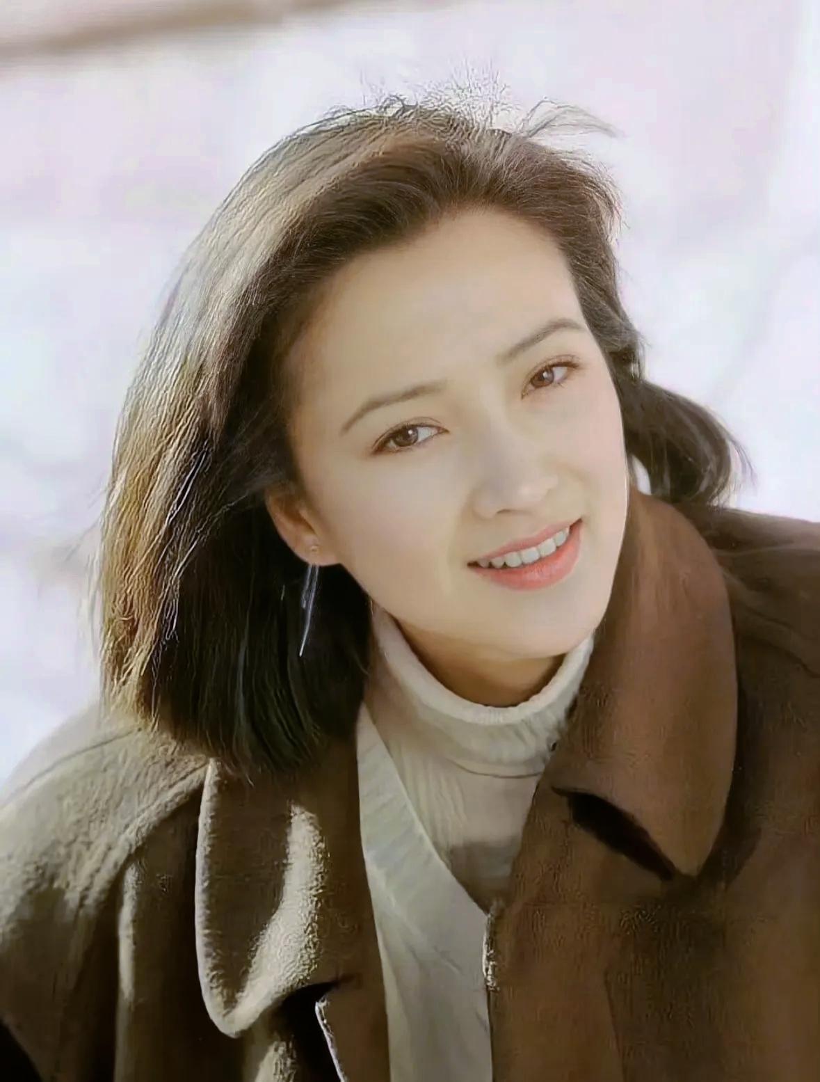 面相之说，总带着几分玄妙的色彩。不信且看何晴，一张圆润脸庞自带温婉气场，眉眼间藏