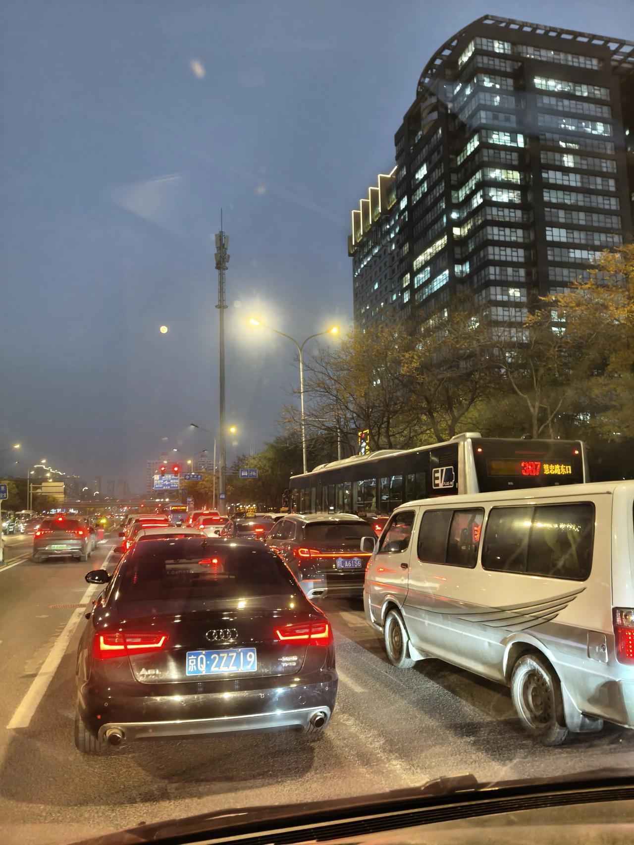 昨天公寓的领导开玩笑对我说，㦱因祸琼福，应该好好干了，本来因哈尔滨机师一直投诉我