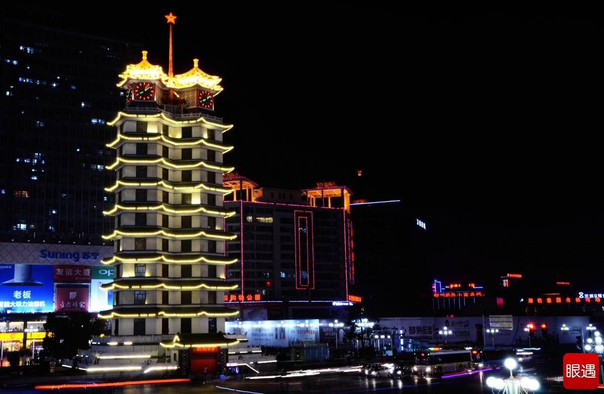 二七塔的灯一灭，郑州二七广场的“晚生活”就开始了。他们管这叫晚自习。白天被规