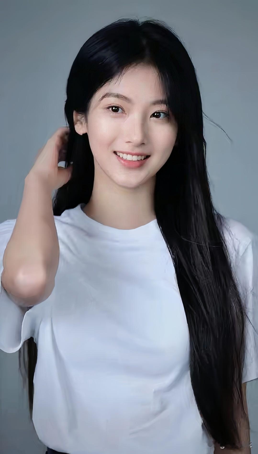 小姐姐黑发如瀑，笑颜如花。发一张你眼中最美的微笑照片手机每天随手拍黑发女神