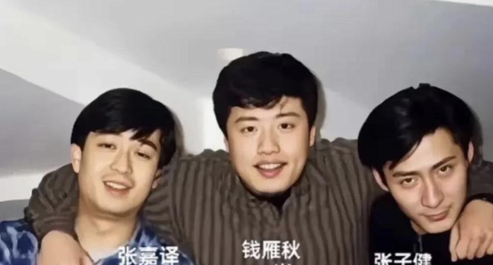 想不到长相平平的张嘉译，年轻时候也是美男子一个，三个人中他最帅气了。张嘉译年轻