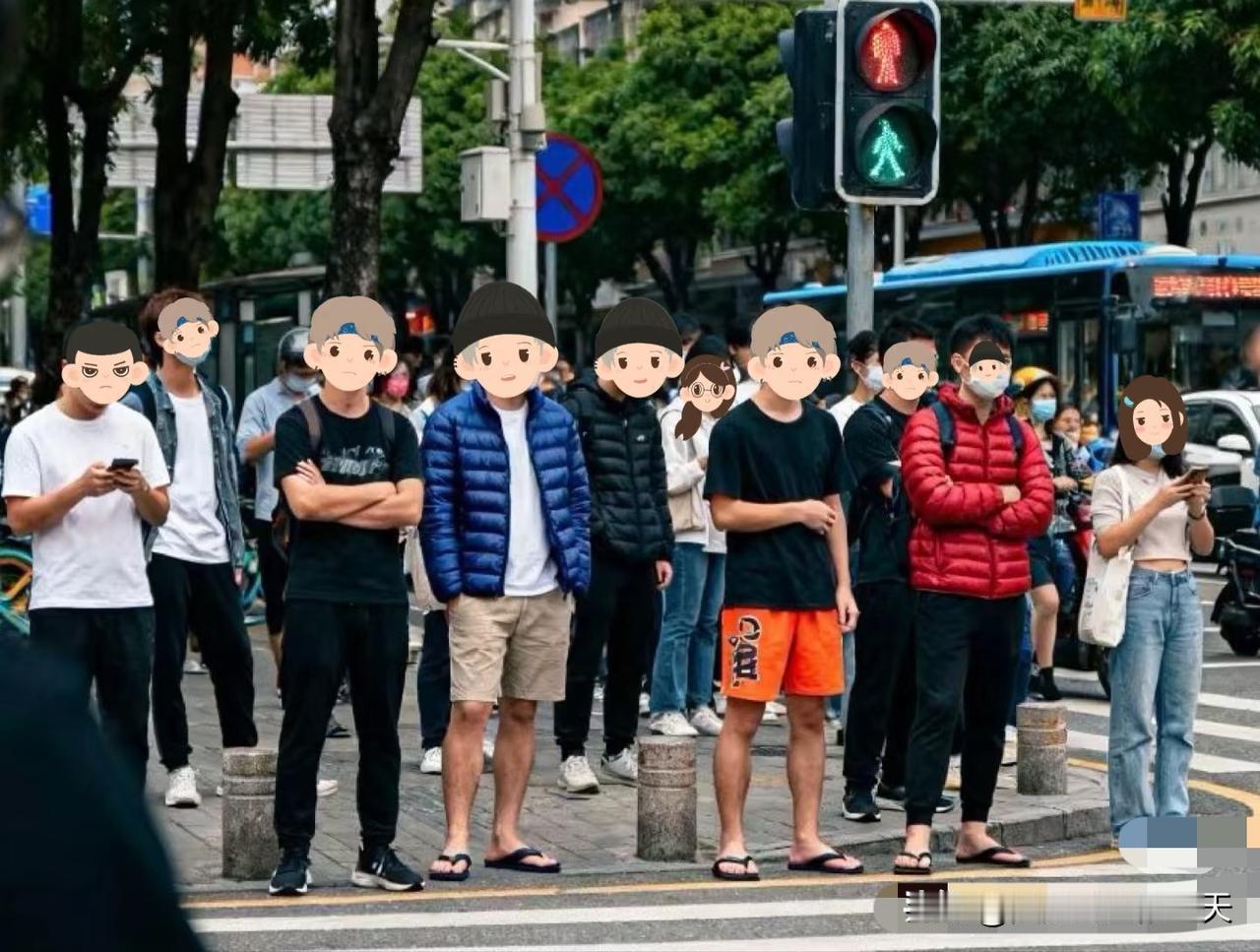 广东人的入冬很不体面[捂脸哭][捂脸哭]要被这张照片笑发财了，而且这红绿灯