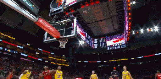 又不卡位！詹姆斯怒喷八村塁：“我T*才不管你找什么借口，八村，专注一点！”