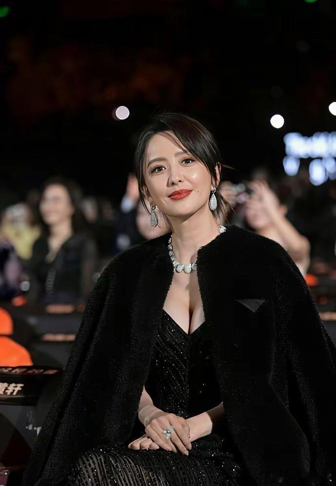 佟丽娅真是越来越迷人了！皮肤白皙又细腻，状态好到让人眼前一亮，每一次亮相都格外惊