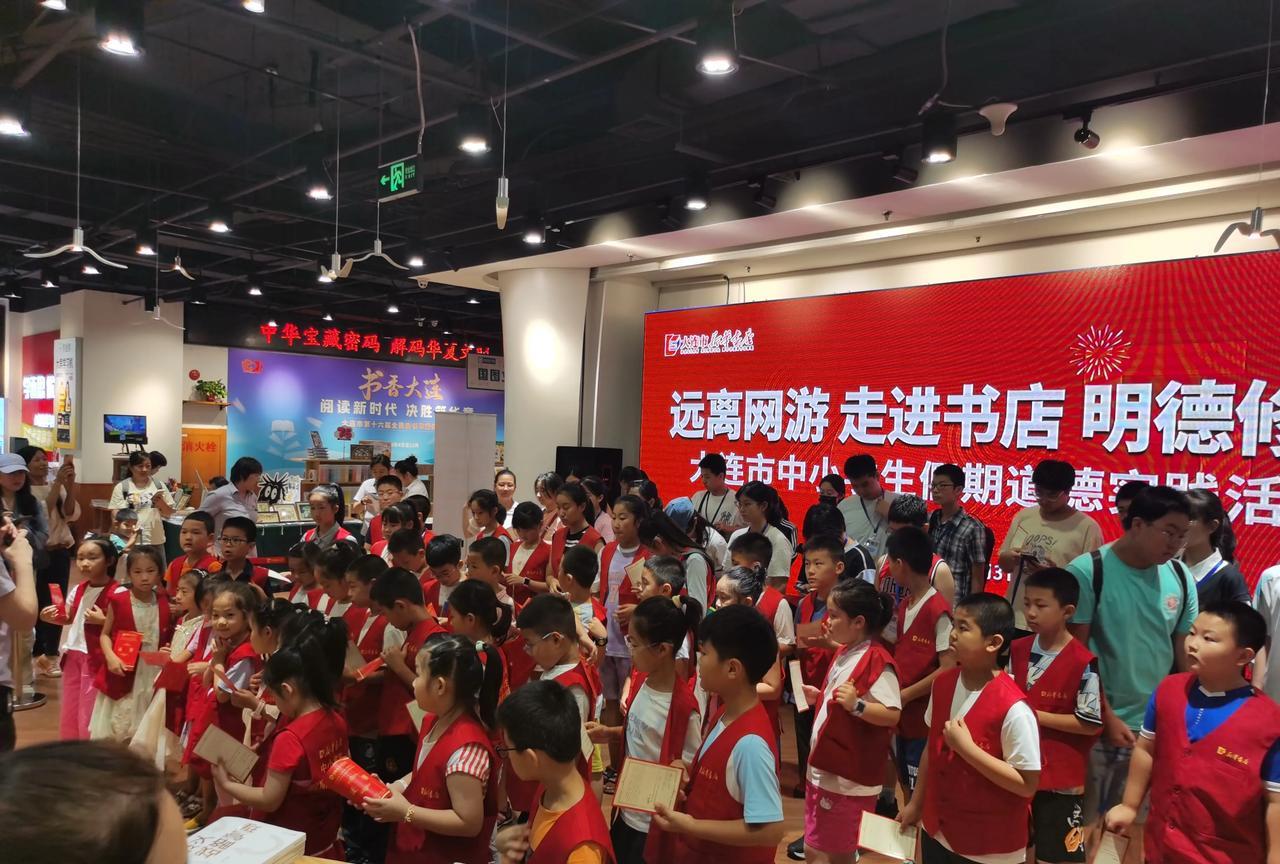 今天上午，我在大连市新华书店一楼大厅看到一幕让人感动又激动的情景。一群约五六十名