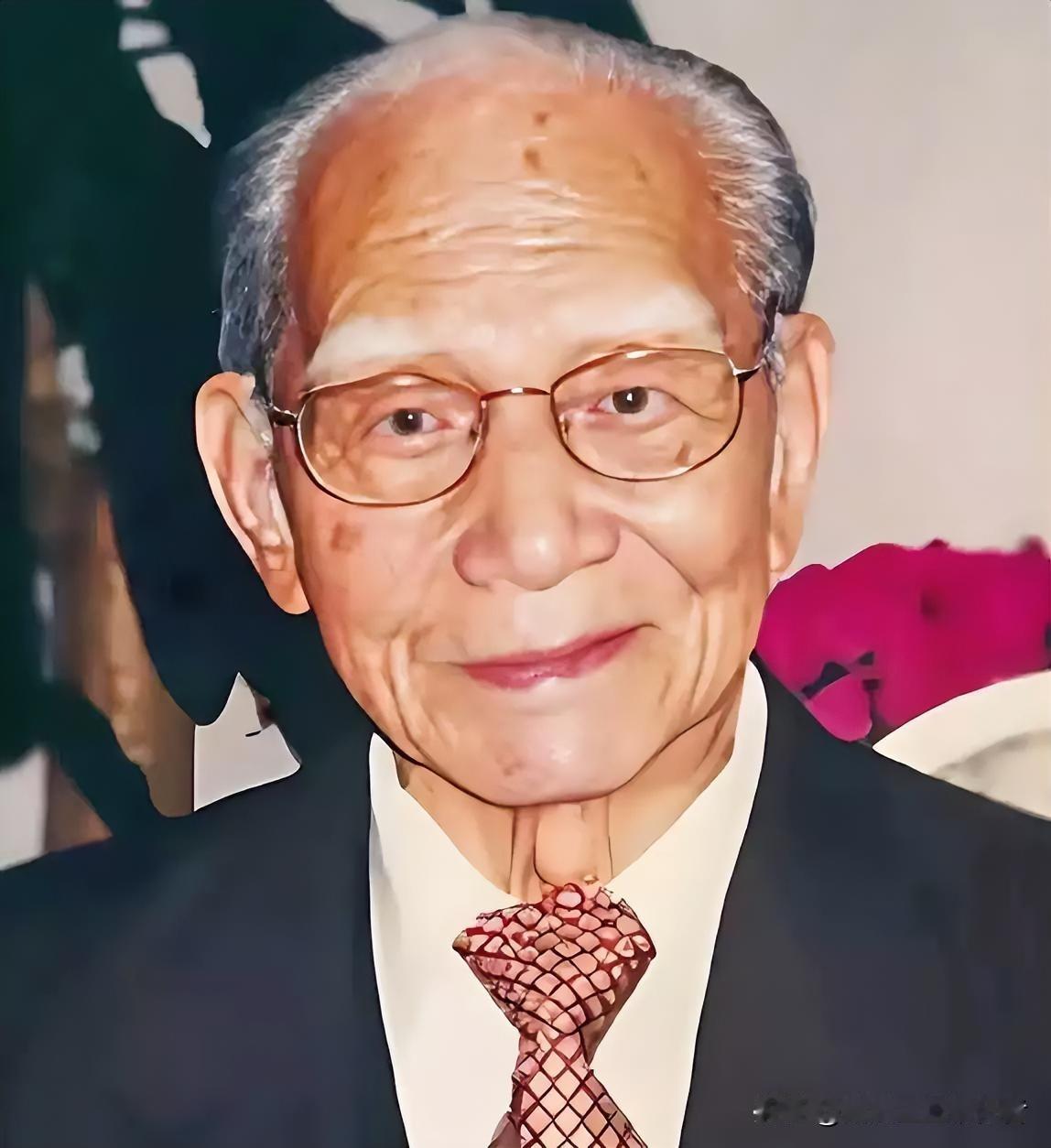 1949年，一名被俘的国民党副师长见到我军团长过来，立刻大喊：“老同学，我是自己