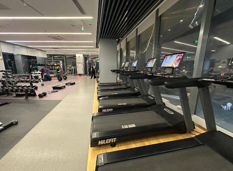 谁来健身房过年吃太多了健身房锻炼训练