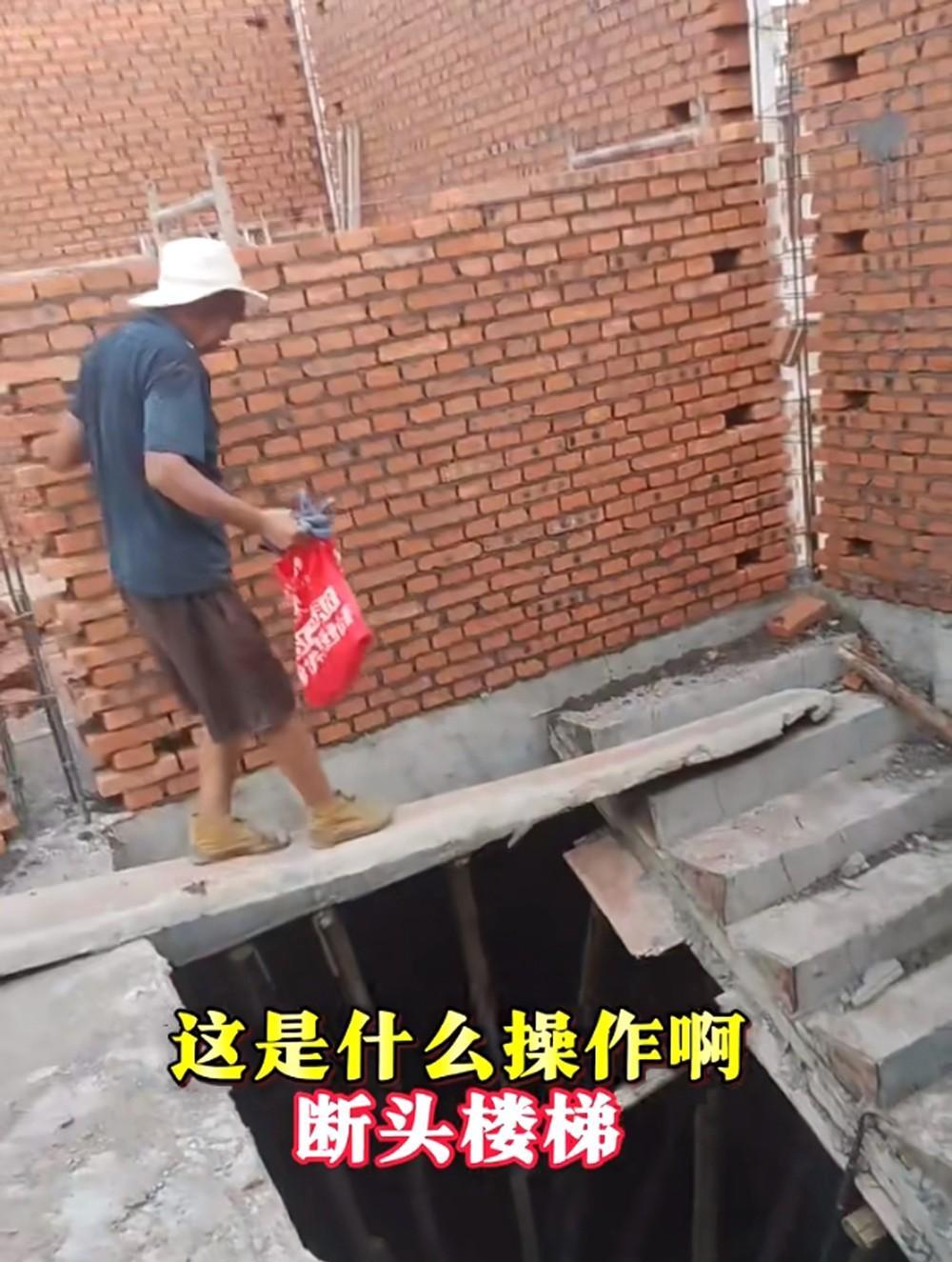 不听劝，非要贪便宜在网上买图纸还说要包工头“按图施工”这下好了，瓦工砌墙把楼