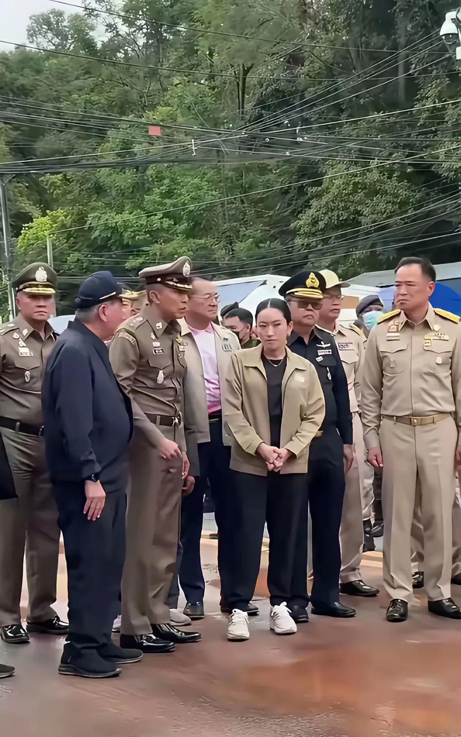 泰国原总理佩通塔这时候已经不在是总理身份，而是文化部长。虽然身份降低，已经退居二