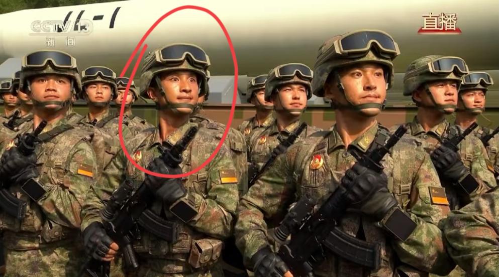 一直都没人认领下吗？这位兵哥哥和他前面的真不是双胞胎吗？好多人都注意到他，
