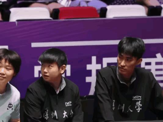 莎莎今天提前离场回京了，看样子这次乒超行程是结束了。比赛打着打着，就见她不停地