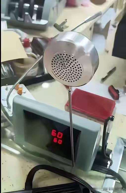 湖南娄底，女子去银行取300块钱，点钞机点了几遍都是60张。可就在柜员把钱递给她