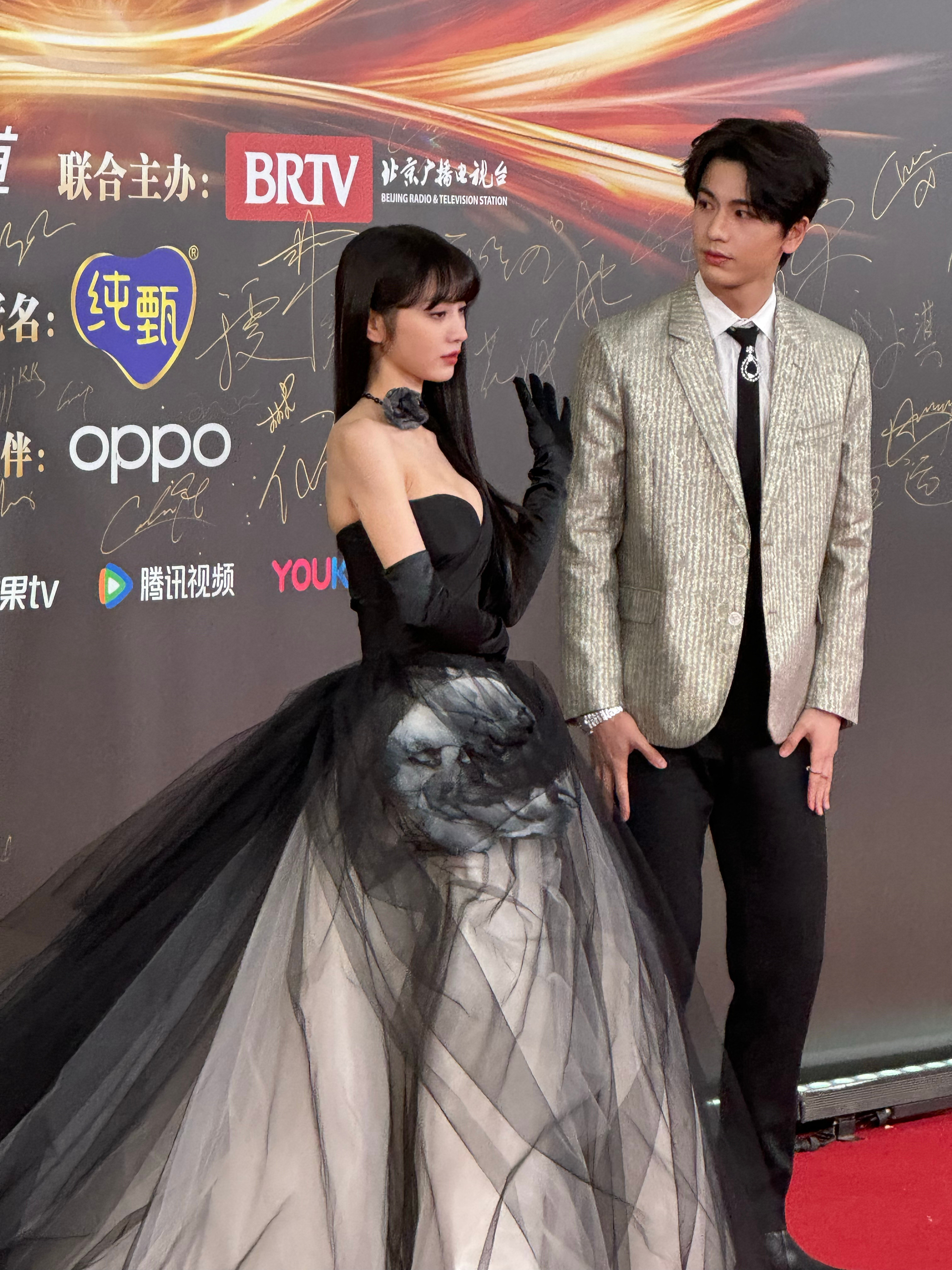 田曦薇张凌赫早年合照田曦薇张凌赫芜湖！！！翻到一组kk早些年拍到的田曦薇张凌赫