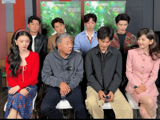 被夸到害羞！章若楠直球求夸太可爱郑晓龙对章若楠的评价章若楠跟郑晓龙说多夸