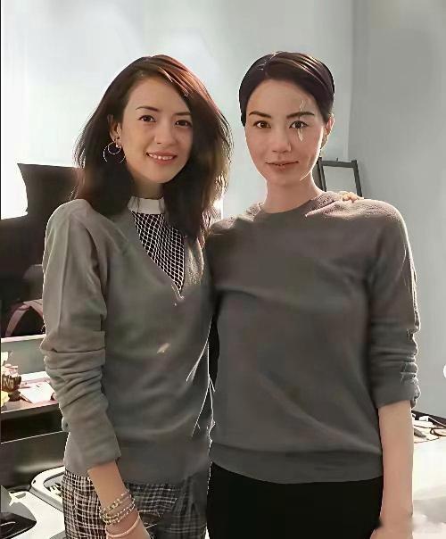 王菲章子怡难得同框！两位实力派女神同框出镜，气质截然不同，一个清冷松弛，一个大气凌厉，画面氛围感直接
