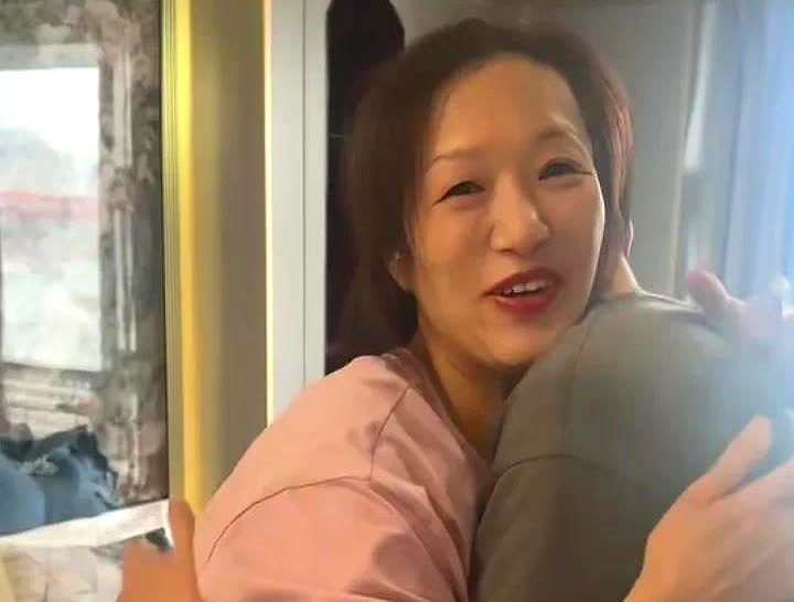 谢浩男妈妈许健华已经14天没出来带货了，粉丝们全跑到艺达视频底下留言催更。不