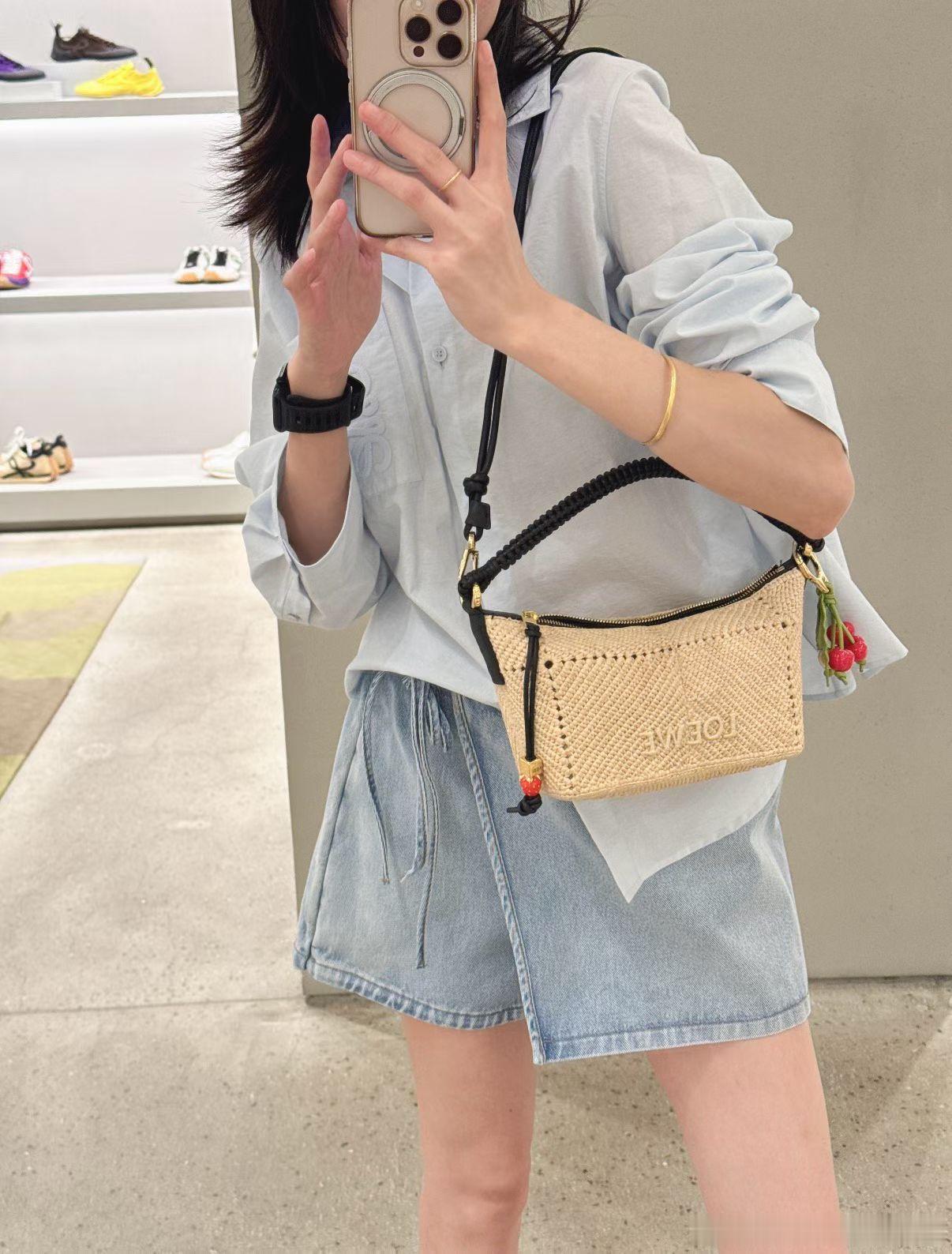 LOE**浅蓝色长袖衬衫，采用轻薄透气棉质面料，夏天穿超舒服！胸前刺绣口袋，辨识