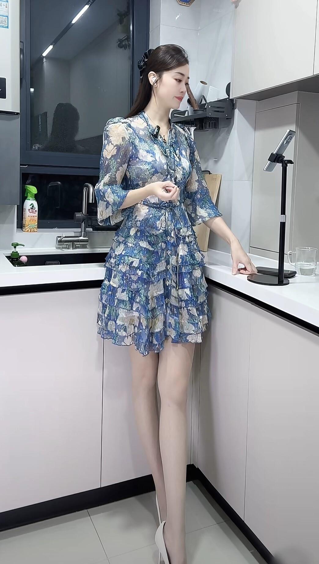 优雅蓝花裙，厨房里的时尚穿搭
