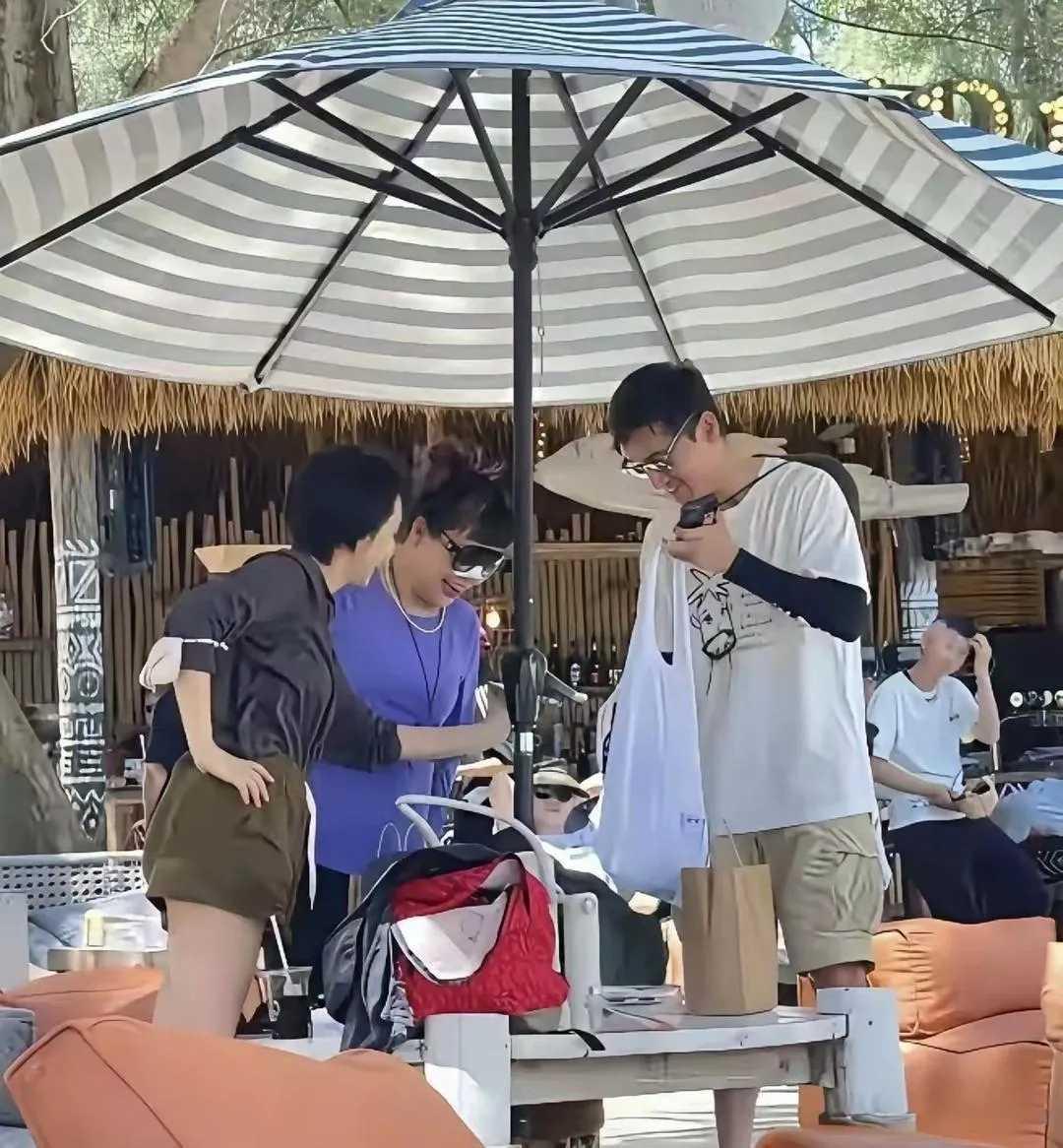胡歌一家三亚度假，妻女相伴尽显家庭温情 40岁胡歌被拍到现身三亚后海度假，同行