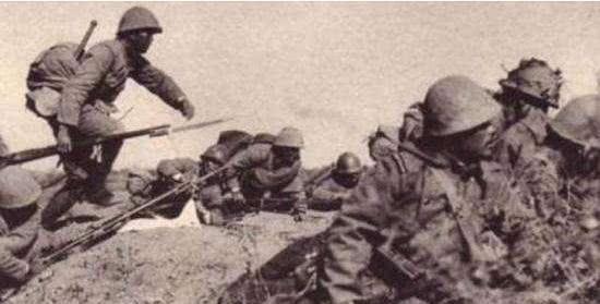 1940年，日军2000兵力趁着过新年，在武家湾包围了2团，团长却下令不准开枪，